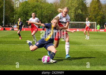 Utrecht, Niederlande. April 2024. Utrecht, Niederlande, 21. April 2024: Elena Dhont (13 Twente) und Amber Visscher (5 FC Utrecht) kämpfen um Besitz während des Azerion Vrouwen Eredivisie Fußballspiels zwischen dem FC Utrecht und Twente im Sportkomplex Zoudenbalch in Utrecht, Niederlande. (Leiting Gao/SPP) Credit: SPP Sport Press Photo. /Alamy Live News Stockfoto