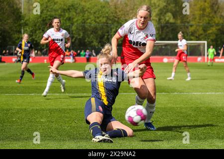 Utrecht, Niederlande. April 2024. Utrecht, Niederlande, 21. April 2024: Elena Dhont (13 Twente) und Amber Visscher (5 FC Utrecht) kämpfen um Besitz während des Azerion Vrouwen Eredivisie Fußballspiels zwischen dem FC Utrecht und Twente im Sportkomplex Zoudenbalch in Utrecht, Niederlande. (Leiting Gao/SPP) Credit: SPP Sport Press Photo. /Alamy Live News Stockfoto