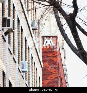 New York, USA. 31. März 2023. White Invader Alien auf Brick Wall, Avenue A, Alphabet City, Lower East Side. Daily Life, New York, USA. Hinweis: Nidpor/Alamy Live News Stockfoto