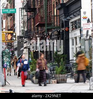 New York, USA. 31. März 2023. Rainbow Invader Alien auf weißem Hintergrund, Bowery, Lower East Side. Daily Life, New York, USA. Hinweis: Nidpor/Alamy Live News Stockfoto