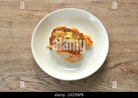 Spaghetti-Dressing gebratenes Schweinekotelett und Tomate in Ketchup schneiden Sauce auf dem Teller Stockfoto