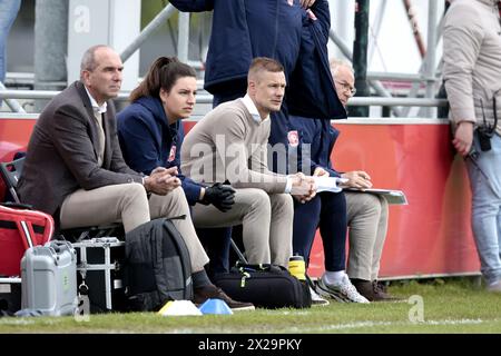 UTRECHT - FC Twente Frauen-Trainer Joran Pot während des niederländischen Azerion Frauen-Ligaspiels zwischen dem FC Utrecht und dem FC Twente am 21. April 2024 im Sportkomplex Zoudenbalch in Utrecht, Niederlande. ANP JEROEN PUTMANS Stockfoto