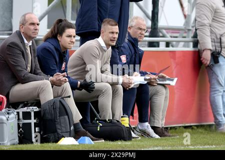 UTRECHT - FC Twente Frauen-Trainer Joran Pot während des niederländischen Azerion Frauen-Ligaspiels zwischen dem FC Utrecht und dem FC Twente am 21. April 2024 im Sportkomplex Zoudenbalch in Utrecht, Niederlande. ANP JEROEN PUTMANS Stockfoto