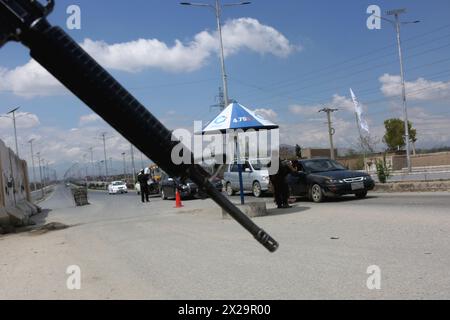 Kabul, Afghanistan. April 2024. Afghanische Sicherheitskräfte führen am 21. April 2024 Sicherheitskontrollen in Kabul, der Hauptstadt Afghanistans, durch. Eine Person wurde getötet und drei weitere verletzt, als am Samstag eine Explosion im Westen Kabuls Stadt erschütterte, sagte der Kabuler Polizeisprecher Khalid Zadran. Quelle: Saifurahman Safi/Xinhua/Alamy Live News Stockfoto