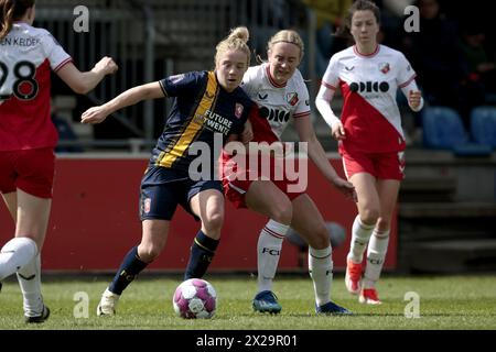UTRECHT - (l-r) Elena Dhont von den Frauen des FC Twente, Gera op den Kelder von den Frauen des FC Utrecht während des Königskampfspiels der niederländischen Azerion Frauen zwischen dem FC Utrecht und dem FC Twente im Sportkomplex Zoudenbalch am 21. April 2024 in Utrecht, Niederlande. ANP JEROEN PUTMANS Stockfoto