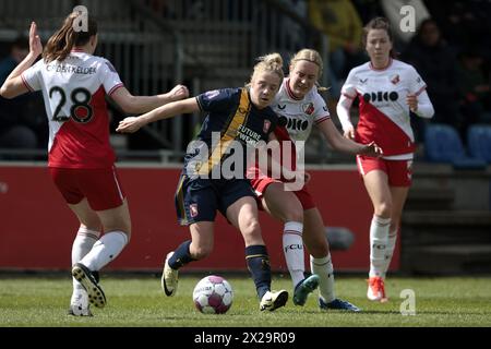 UTRECHT - (l-r) Elena Dhont von den Frauen des FC Twente, Gera op den Kelder von den Frauen des FC Utrecht während des Königskampfspiels der niederländischen Azerion Frauen zwischen dem FC Utrecht und dem FC Twente im Sportkomplex Zoudenbalch am 21. April 2024 in Utrecht, Niederlande. ANP JEROEN PUTMANS Stockfoto