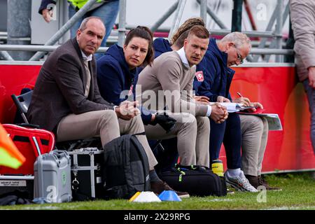 Utrecht, Niederlande. April 2024. UTRECHT, NIEDERLANDE - 21. APRIL: Cheftrainer Joran Pot vom FC Twente trifft beim niederländischen Azerion Vrouwen Eredivisie Spiel zwischen dem FC Utrecht und dem FC Twente im Sportpark Zoudenbalch am 21. April 2024 in Utrecht, Niederlande. (Foto: Ben Gal/Orange Pictures) Credit: Orange Pics BV/Alamy Live News Stockfoto