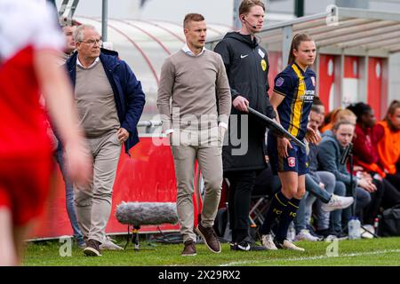 Utrecht, Niederlande. April 2024. UTRECHT, NIEDERLANDE - 21. APRIL: Cheftrainer Joran Pot vom FC Twente trifft beim niederländischen Azerion Vrouwen Eredivisie Spiel zwischen dem FC Utrecht und dem FC Twente im Sportpark Zoudenbalch am 21. April 2024 in Utrecht, Niederlande. (Foto: Ben Gal/Orange Pictures) Credit: Orange Pics BV/Alamy Live News Stockfoto