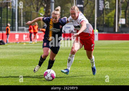 Utrecht, Niederlande. April 2024. UTRECHT, NIEDERLANDE - 21. APRIL: Elena Dhont vom FC Twente, Amber Visscher vom FC Utrecht kämpfen um den Ball während des niederländischen Azerion Vrouwen Eredivisie-Spiels zwischen dem FC Utrecht und dem FC Twente am 21. April 2024 im Sportpark Zoudenbalch in Utrecht, Niederlande. (Foto: Ben Gal/Orange Pictures) Credit: Orange Pics BV/Alamy Live News Stockfoto