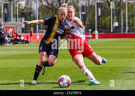 Utrecht, Niederlande. April 2024. UTRECHT, NIEDERLANDE - 21. APRIL: Elena Dhont vom FC Twente, Amber Visscher vom FC Utrecht kämpfen um den Ball während des niederländischen Azerion Vrouwen Eredivisie-Spiels zwischen dem FC Utrecht und dem FC Twente am 21. April 2024 im Sportpark Zoudenbalch in Utrecht, Niederlande. (Foto: Ben Gal/Orange Pictures) Credit: Orange Pics BV/Alamy Live News Stockfoto