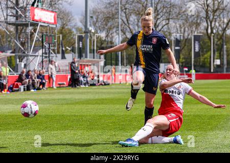 Utrecht, Niederlande. April 2024. UTRECHT, NIEDERLANDE - 21. APRIL: Elena Dhont vom FC Twente wird am 21. April 2024 im Sportpark Zoudenbalch in Utrecht gegen Amber Visscher vom FC Utrecht beim niederländischen Azerion Vrouwen Eredivisie-Spiel zwischen dem FC Utrecht und dem FC Twente geschlagen. (Foto: Ben Gal/Orange Pictures) Credit: Orange Pics BV/Alamy Live News Stockfoto