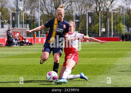 Utrecht, Niederlande. April 2024. UTRECHT, NIEDERLANDE - 21. APRIL: Elena Dhont vom FC Twente wird am 21. April 2024 im Sportpark Zoudenbalch in Utrecht gegen Amber Visscher vom FC Utrecht beim niederländischen Azerion Vrouwen Eredivisie-Spiel zwischen dem FC Utrecht und dem FC Twente geschlagen. (Foto: Ben Gal/Orange Pictures) Credit: Orange Pics BV/Alamy Live News Stockfoto