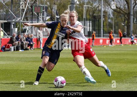 UTRECHT - (l-r) Elena Dhont von den Frauen des FC Twente, Amber Visscher von den Frauen des FC Utrecht während des Königskampfspiels der niederländischen Azerion Frauen zwischen dem FC Utrecht und dem FC Twente im Sportkomplex Zoudenbalch am 21. April 2024 in Utrecht, Niederlande. ANP JEROEN PUTMANS Stockfoto