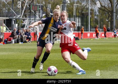 UTRECHT - (l-r) Elena Dhont von den Frauen des FC Twente, Amber Visscher von den Frauen des FC Utrecht während des Königskampfspiels der niederländischen Azerion Frauen zwischen dem FC Utrecht und dem FC Twente im Sportkomplex Zoudenbalch am 21. April 2024 in Utrecht, Niederlande. ANP JEROEN PUTMANS Stockfoto