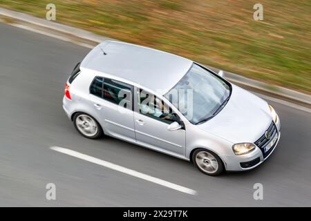 OSTRAVA, TSCHECHISCHE REPUBLIK - 22. SEPTEMBER 2023: Volkswagen Golf GT Mk5 mit Bewegungsunschärfe Stockfoto