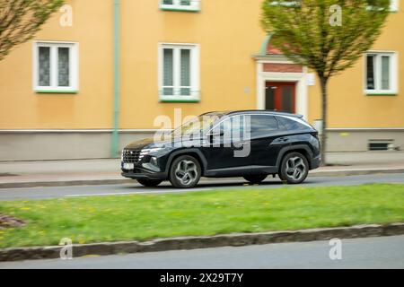 HAVIROV, TSCHECHISCHE REPUBLIK - 27. APRIL 2023: Hyundai Tucson Crossover-Auto mit Bewegungsunschärfe in Havirov sorela Stockfoto