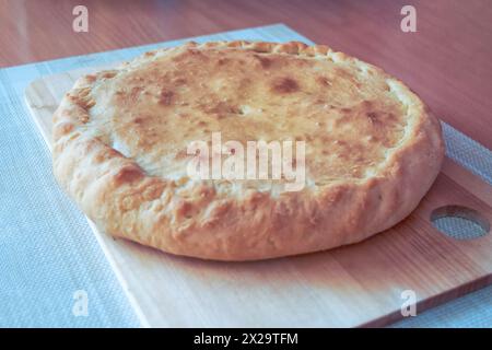 Traditionelles kaukasisches Gericht. Ossetische Kuchen. Nahaufnahme. Stockfoto
