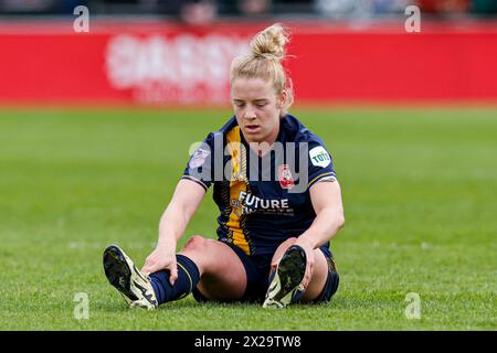 Utrecht, Niederlande. April 2024. UTRECHT, NIEDERLANDE - 21. APRIL: Elena Dhont vom FC Twente am 21. April 2024 im Sportpark Zoudenbalch in Utrecht, Niederlande, während des niederländischen Azerion Vrouwen Eredivisie-Spiels zwischen dem FC Utrecht und dem FC Twente am Boden. (Foto: Ben Gal/Orange Pictures) Credit: Orange Pics BV/Alamy Live News Stockfoto