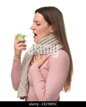 Frau mit Kehlspray auf weißem Hintergrund Stockfoto