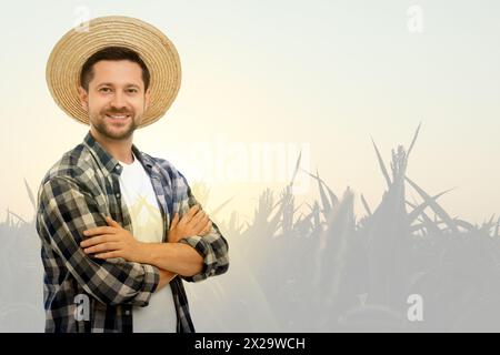 Doppelexposition von glücklichem Landwirt und Weizenfeld. Leerzeichen für Text Stockfoto