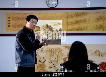 (240421) -- NANYANG, 21. April 2024 (Xinhua) -- Li Zhe stellt die Fertigkeiten der Herstellung von Nanyang Pyrographie in einer Trainingsklasse der Nanyang Pyrography Factory in Nanyang, Zentralchinas Provinz Henan, 14. März 2024 vor. Die Nanyang Pyrographie, eine traditionelle chinesische Kunst, die aus der westlichen Han-Dynastie (206 v. Chr.–25 n. Chr.) stammt, hat eine über 2.000-jährige Geschichte. Das Handwerk verwendet Werkzeuge mit hoher Temperatur, um Muster auf karbonisierbaren Materialien zu zeichnen, erzeugt visuelle Effekte, die an traditionelle chinesische Gemälde erinnern. Es wurde 2021 als immaterielles Kulturerbe auf nationaler Ebene aufgeführt. Li Zhe, 54, ist Stockfoto