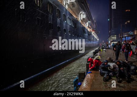 Rotterdam, Süd-Holland, Niederlande. April 2024. Ein Kreuzfahrtschiff der Holland America Line nähert sich dem Anlegen am Rotterdam Cruise Terminal. Am 21. April 2024 protestierten Aktivisten der Extinction Rebellion und versuchten, das Andocken eines Kreuzfahrtschiffes der Holland America Line am Rotterdam Kreuzfahrtterminal zu blockieren. Ihr Hauptproblem ist die Menge der Emissionen, die von Kreuzfahrtschiffen freigesetzt werden. (Kreditbild: © James Petermeier/ZUMA Press Wire) NUR REDAKTIONELLE VERWENDUNG! Nicht für kommerzielle ZWECKE! Quelle: ZUMA Press, Inc./Alamy Live News Stockfoto