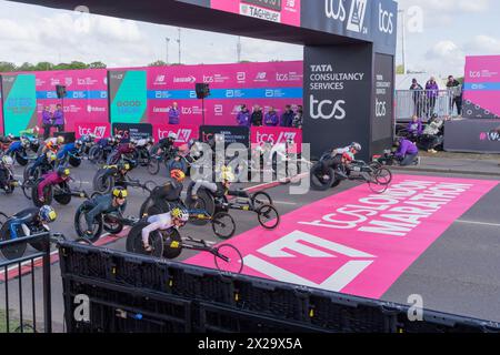 London, Großbritannien. April 2024. TCS London Marathon auf blauer Startlinie mit Rollstühlen, der erste große Marathon, der unseren Rollstuhlsportlern und Läufern das gleiche Preisgeld bietet. Quelle: xiu bao/Alamy Live News Stockfoto