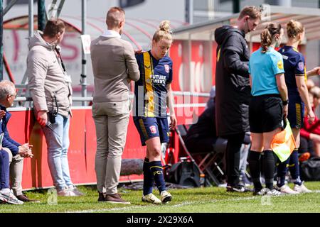 Utrecht, Niederlande. April 2024. UTRECHT, NIEDERLANDE - 21. APRIL: Elena Dhont vom FC Twente verlässt das Spielfeld während des niederländischen Azerion Vrouwen Eredivisie-Spiels zwischen dem FC Utrecht und dem FC Twente im Sportpark Zoudenbalch am 21. April 2024 in Utrecht, Niederlande. (Foto: Ben Gal/Orange Pictures) Credit: Orange Pics BV/Alamy Live News Stockfoto