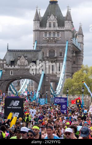 Tower Hill, London, Großbritannien. April 2024. Rund 50.000 Menschen nehmen am TCS London Marathon 2024 Teil, darunter die weltbesten Elite-Läufer und Rollstuhlsportler. Die Massen von Club- und Fun-Läufern folgen ihnen, wobei viele große Summen für wohltätige Zwecke sammeln und oft in schicken Kleidern laufen und für verschiedene Klassen Guinness-Weltrekorde anstreben. Läufer überqueren die Tower Bridge Stockfoto