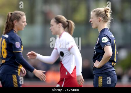 UTRECHT - Elena Dhont von den Frauen des FC Twente nach dem Spiel der niederländischen Azerion-Frauen zwischen dem FC Utrecht und dem FC Twente im Sportkomplex Zoudenbalch am 21. April 2024 in Utrecht, Niederlande. ANP JEROEN PUTMANS Stockfoto
