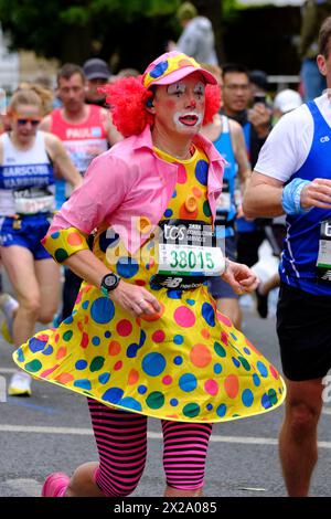 London, Großbritannien. April 2024. London. Charatern, die den London Marathon durchqueren und durch Greenwich South East London fahren, die 6-Mile-Marke Credit: Paul Chambers/Alamy Live News Stockfoto