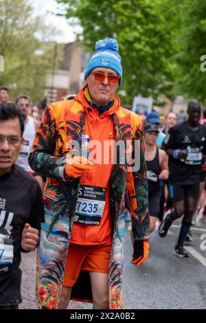 London, Großbritannien. April 2024. London. Charatern, die den London Marathon durchqueren und durch Greenwich South East London fahren, die 6-Mile-Marke Credit: Paul Chambers/Alamy Live News Stockfoto