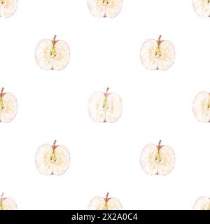 Nahtloses Muster mit Apfelscheiben-Aquarellen mit roten und grünen Blättern. Lebensmittelillustration handgemalt im botanischen Stil auf weißem Hintergrund für Textil Stockfoto