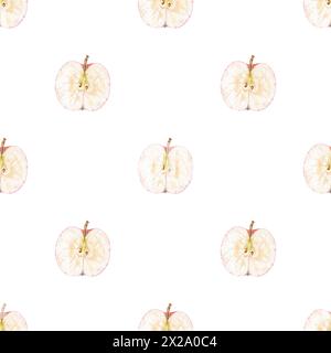 Nahtloses Muster mit Apfelscheiben-Aquarellen mit roten und grünen Blättern. Lebensmittelillustration handgemalt im botanischen Stil auf weißem Hintergrund für Textil Stockfoto