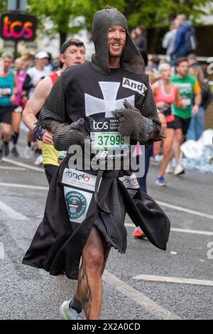 London, Großbritannien. April 2024. London. Charatern, die den London Marathon durchqueren und durch Greenwich South East London fahren, die 6-Mile-Marke Credit: Paul Chambers/Alamy Live News Stockfoto
