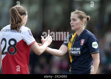 UTRECHT - (l-r) Gera op den Kelder der Frauen des FC Utrecht, Taylor Ziemer vom FC Twente Frauen nach dem Spiel der niederländischen Azerion Frauen in der Königsklasse zwischen dem FC Utrecht und dem FC Twente im Sportkomplex Zoudenbalch am 21. April 2024 in Utrecht, Niederlande. ANP JEROEN PUTMANS Stockfoto