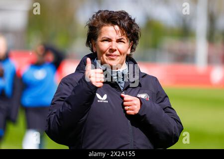 UTRECHT, 21.04.2024, Stadion Zoudenbalch, Fußball, niederländische Azerion Vrouwen Eredivisie, Saison 2023/2024, während des Spiels FC Utrecht - FC Twente (Frauen), FC Utrecht Frauen Trainerin Linda Helbling Credit: Pro Shots/Alamy Live News Stockfoto