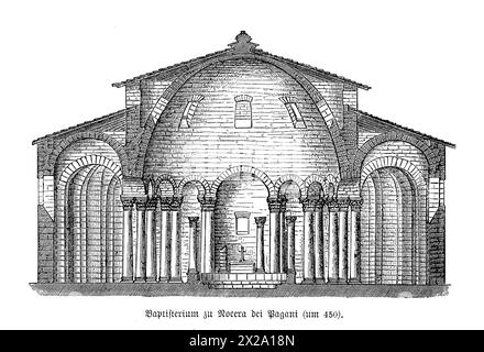 Dieses Bild zeigt das Baptisterium der paläochristlichen Kirche Nocera dei Pagani, ein frühchristliches Relikt in Süditalien. Das Baptisterium zeigt komplexe Mosaiken und klassische Architekturstile, die die frühchristliche Zeit widerspiegeln. Bekannt für sein kreisförmiges Design und ornamentale Details, dient diese antike Struktur als Zeugnis für das spirituelle und gemeinschaftliche Leben der frühen Christen in der Region. Stockfoto