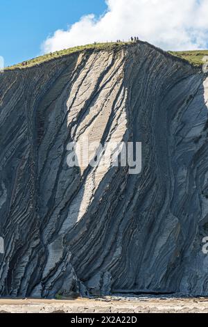 Flyschfelsen am Strand Sakoneta, entlang der Küste des Baskenlandes in Spanien Stockfoto