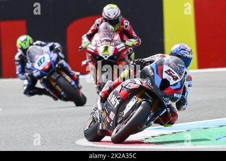 ASSEN - Toprak Razgatlioglu (TUR) auf seinem BMW führt vor Alvaro Bautista (ESP) auf seinem Ducati und Remy Gardner (aus) auf seiner Yamaha im zweiten Superbike-Rennen während des World Superbike Championship-Rennens auf dem TT Circuit Assen an. ANP VINCENT JANNINK Stockfoto