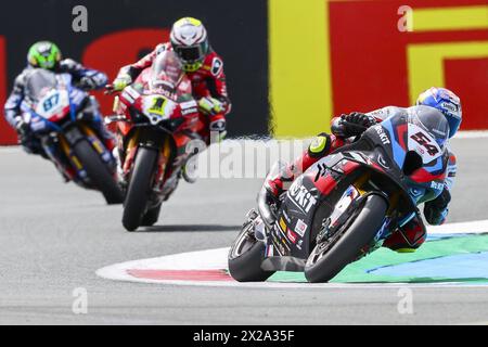 ASSEN - Toprak Razgatlioglu (TUR) auf seinem BMW führt vor Alvaro Bautista (ESP) auf seinem Ducati und Remy Gardner (aus) auf seiner Yamaha im zweiten Superbike-Rennen während des World Superbike Championship-Rennens auf dem TT Circuit Assen an. ANP VINCENT JANNINK Stockfoto