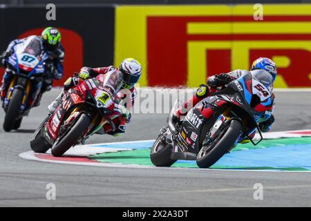 ASSEN - Toprak Razgatlioglu (TUR) auf seinem BMW führt vor Alvaro Bautista (ESP) auf seinem Ducati und Remy Gardner (aus) auf seiner Yamaha im zweiten Superbike-Rennen während des World Superbike Championship-Rennens auf dem TT Circuit Assen an. ANP VINCENT JANNINK Stockfoto