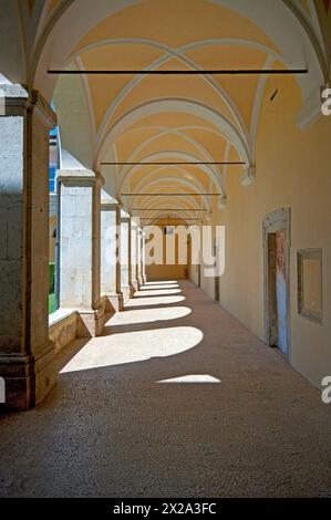 Arkade des Kreuzgangs in Trisulti Charterhouse (1204), Collepardo, Latium, Italien Stockfoto