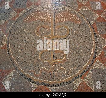 Mosaik mit dem Caduceus (Symbol der Apotheker) auf dem Boden der antiken Apotheke im Trisulti Charterhaus, Collepardo, Latium, Italien Stockfoto