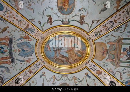 Das Freskengewölbe von Giacomo Manco im pompejanischen Stil in der antiken Apotheke (18. Jahrhundert) des Trisulti Charterhauses, Collepardo, Latium, Italien Stockfoto