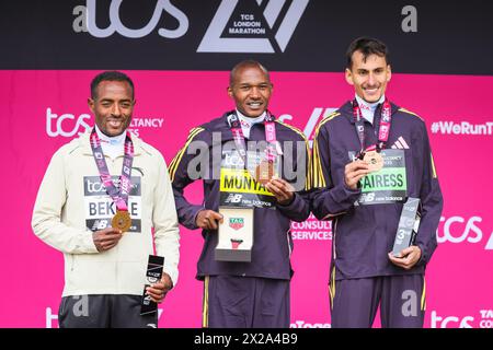 London, Großbritannien. April 2024. Die Sieger der Männer, l-t-r, 2. Kenenisa BEKELE (ETH), 1. Alexander Mutiso MUNYAO (KEN), 3. Emile CAIRESS (GBR). Die Gewinner des Elite-Rennens kommen durch die Ziellinie und den Präsentationsbereich. Die Marathonroute 2024 TCS London führt von Greenwich durch die City of London und endet in der Mall in Westminster. Insgesamt werden in diesem Jahr rund 50.000 Teilnehmer erwartet, darunter 20 Abgeordnete, mehrere Peers und viele Prominente, mehrere Peers und viele Prominente. Quelle: Imageplotter/Alamy Live News Stockfoto