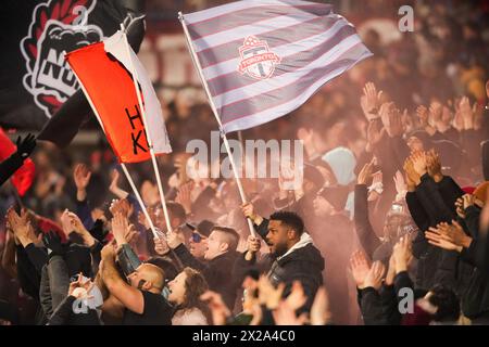 Toronto, Kanada. April 2024. Die Fans jubeln in der zweiten Hälfte eines MLS-Fußballspiels zwischen Toronto FC und New England Revolution am Samstag, den 20. April 2024. (Foto: Michael Chisholm/SIPA USA) Credit: SIPA USA/Alamy Live News Stockfoto