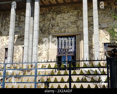 Palais de la Porte Dorée, Museum der Einwanderungsgeschichte, mit geschnitzter Fassade, die die französische Kolonialzeit darstellt, Paris, Frankreich. Stockfoto