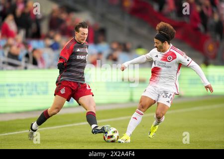 Toronto, Kanada. April 2024. Toronto FC-Stürmer Federico Bernardeschi (10) spielt den Ball gegen den New England Revolution Verteidiger Ryan Spaulding (34) während der ersten Hälfte eines MLS-Fußballspiels in Toronto am Samstag, den 20. April 2024. (Foto: Michael Chisholm/SIPA USA) Credit: SIPA USA/Alamy Live News Stockfoto