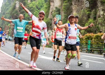 Zhangjiajie, chinesische Provinz Hunan. April 2024. Die Teilnehmer nehmen am Zhangjiajie Wulingyuan Marathon 2024 Teil, der am 21. April 2024 im Zhangjiajie National Forest Park in Zhangjiajie, der Provinz Hunan in Zentralchina, stattfand. UM MIT kenianischen Läufern zu GEHEN, gewinnen sie den Wulingyuan Marathon in Chinas „Avatar World“-Credit: Chen Sihan/Xinhua/Alamy Live News Stockfoto